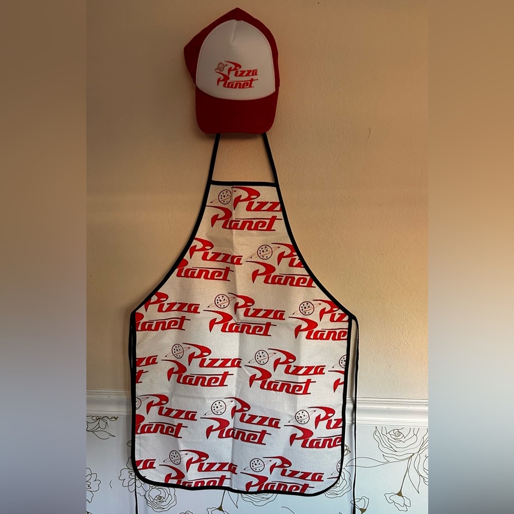 2x Pizza Planet Apron Hat Set  costume Disney Toy Story (2 sets/ 4 pc total - Picture 2 of 12
